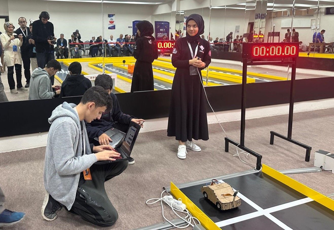 Eagle Tech Robotics Takımımız MEB Robot Yarışması'nda Finalde!